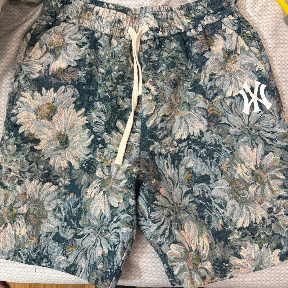 Floral Patterned Men's Shorts - M